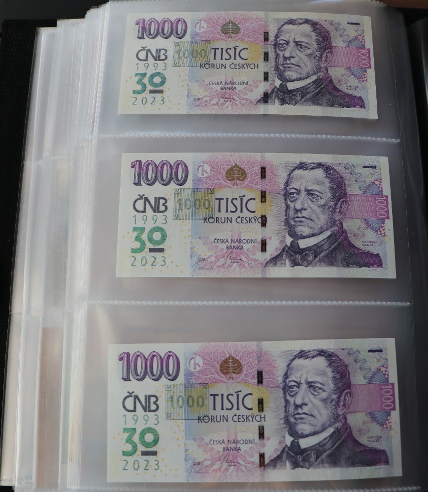 1000 Kč s přítiskem ČNB 3 po sobě jdoucí bankovky . Série R.