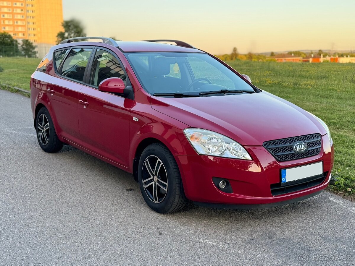 Kia Ceed 1.4i Combi / 96700km / tažné / dvě sady kol / klima