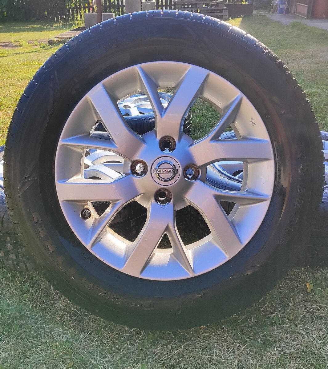 Alu disky Nissan 15" + pneu Nokian 185/65 R15