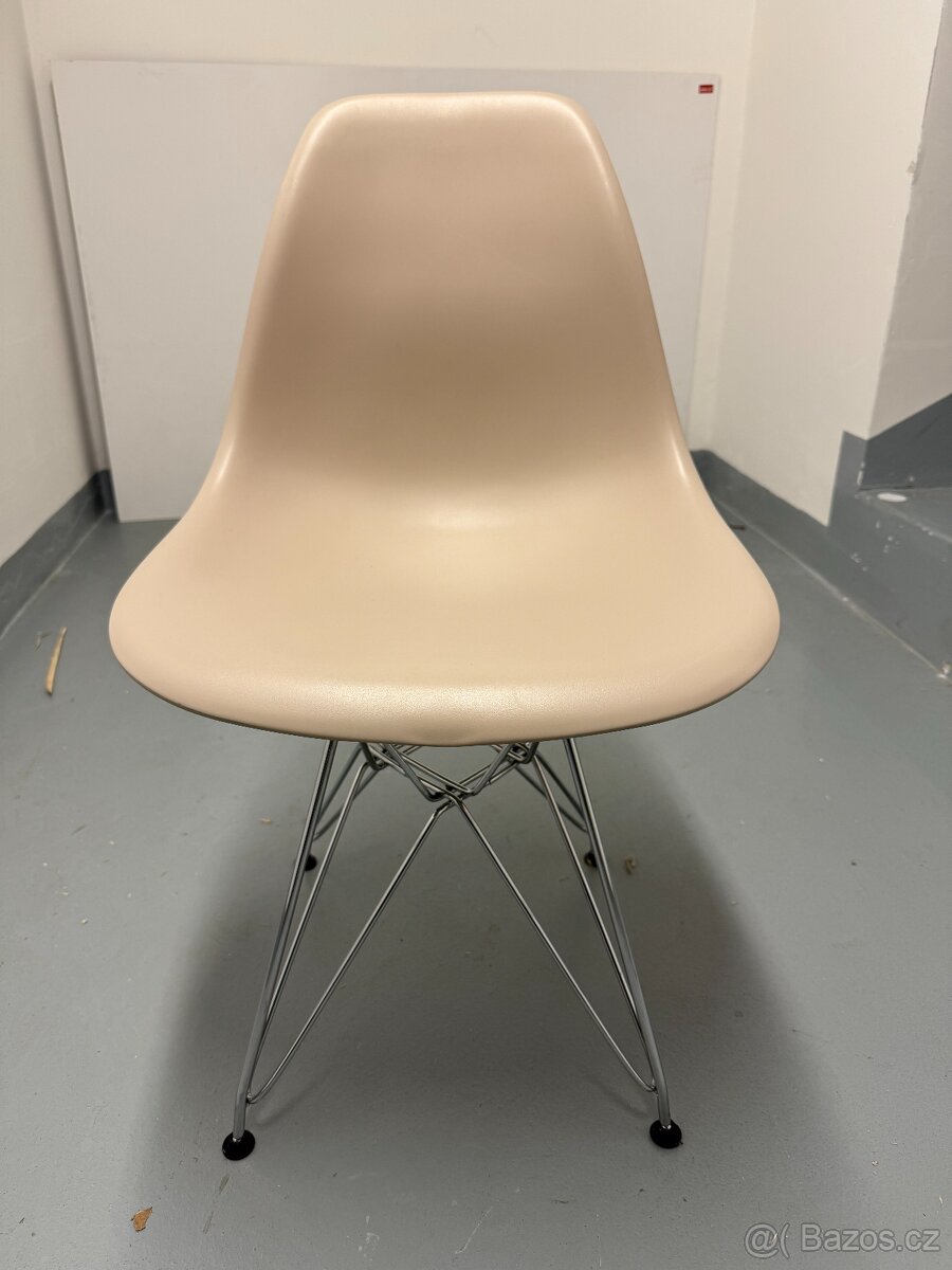 Designová plastová židle – béžová