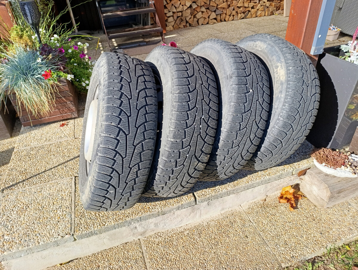 4ks Zimní pneu NOKIAN 215/75 R16 C 116/114 S disky DUCATO