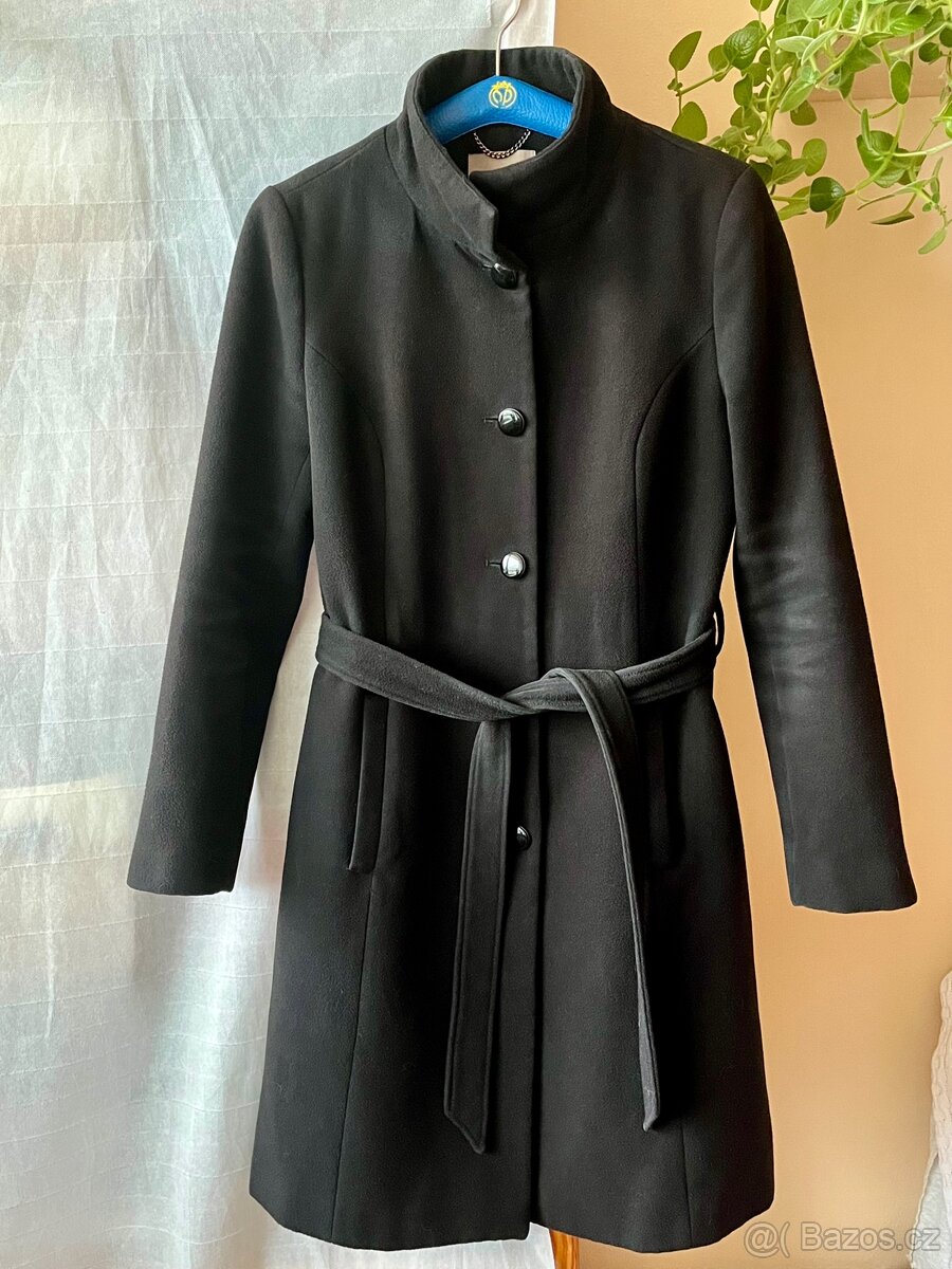 Dámský černý kabát s páskem