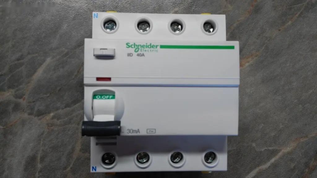 Proudový chránič Schneider 4P 40A/30mA, nový