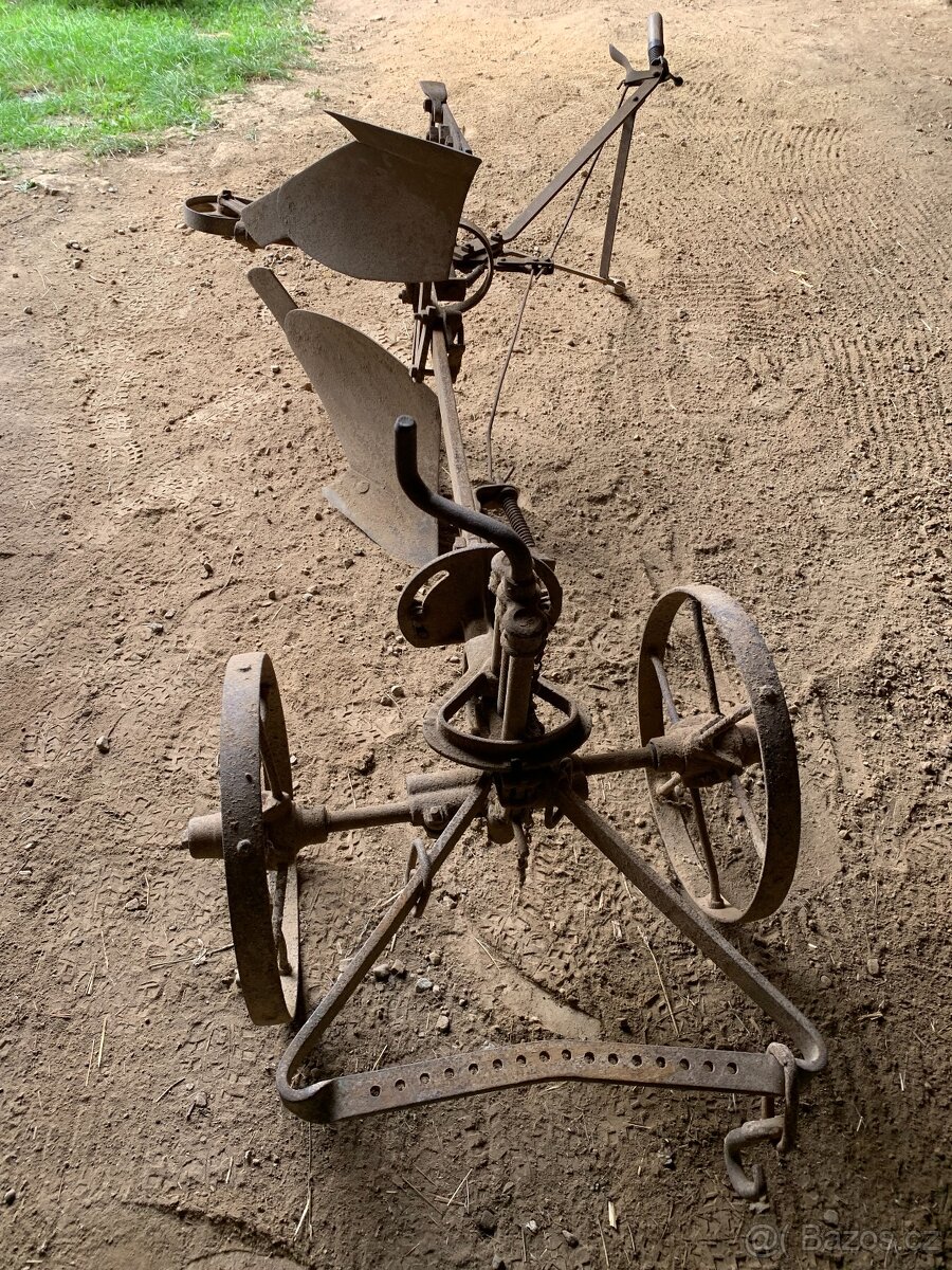 Koňský pluh obracák