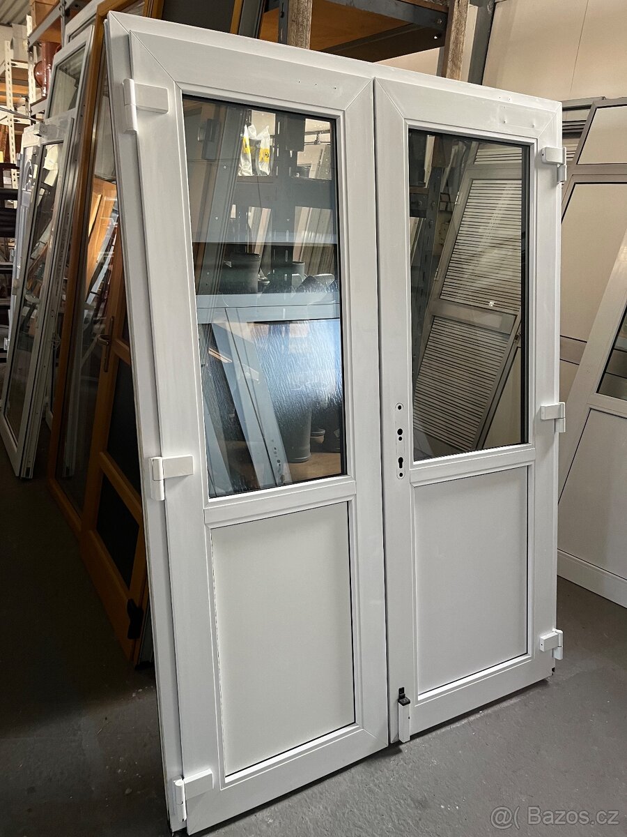 DVOUKŘÍDLÉ PVC VCHODOVÉ DVEŘE BÍLÁ/OŘECH 156x211-PLZEŇ