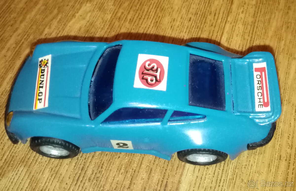 Prodám staré československé autíčko IGRA na setrvačník Porsc
