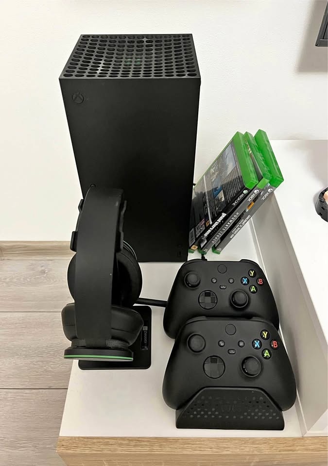 Xbox Series X 1TB Black + sluchátka Xbox + hry