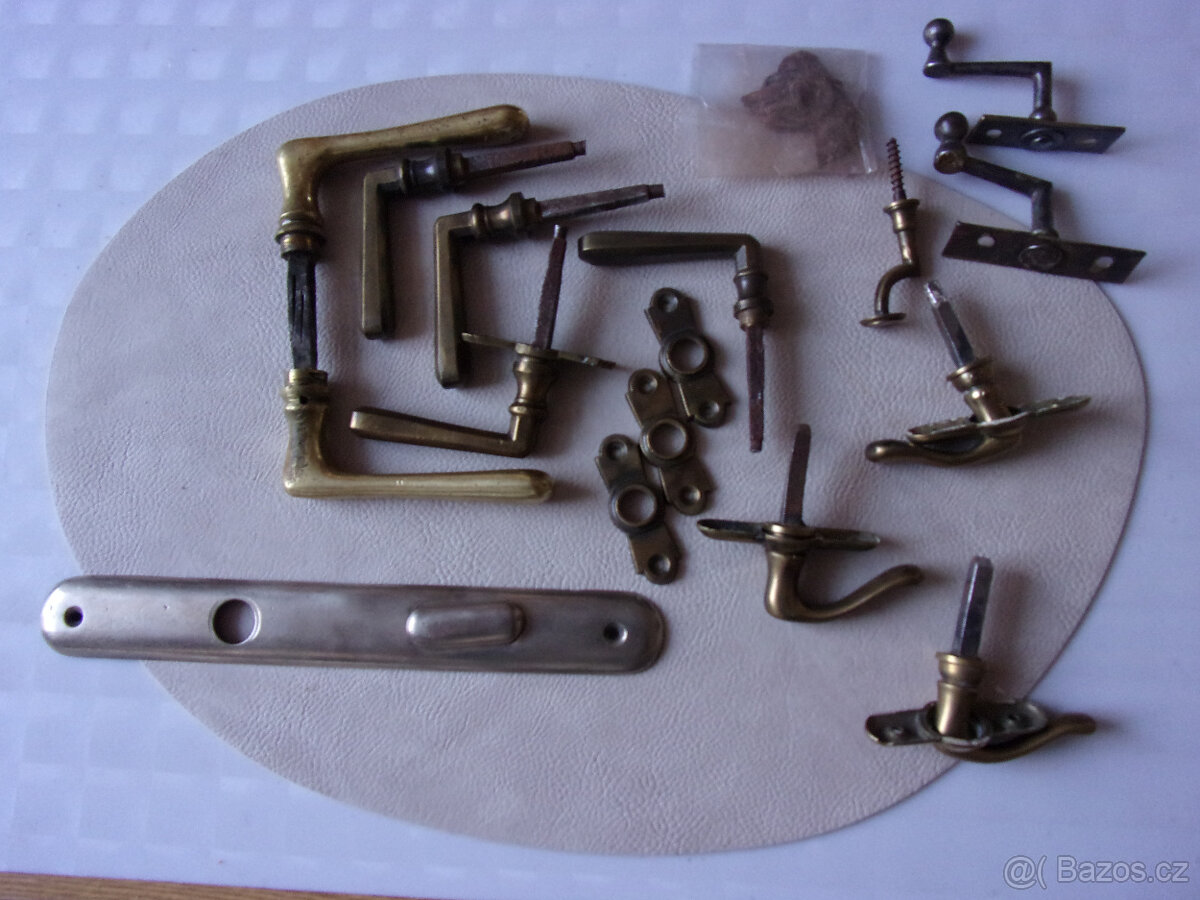 mosazné kliky dveřní i okenní starobylé