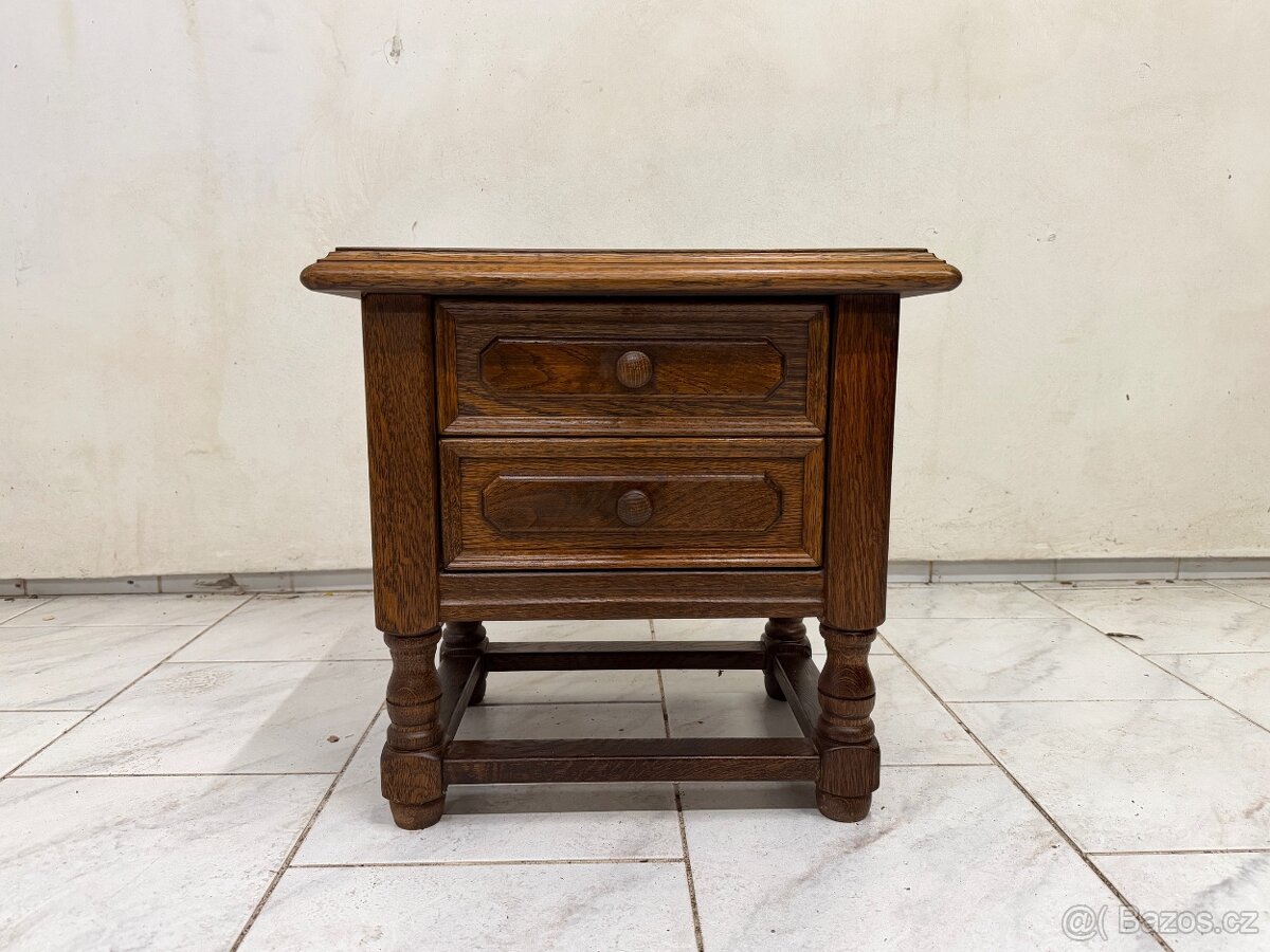Starožitný malý odkládací stolek
