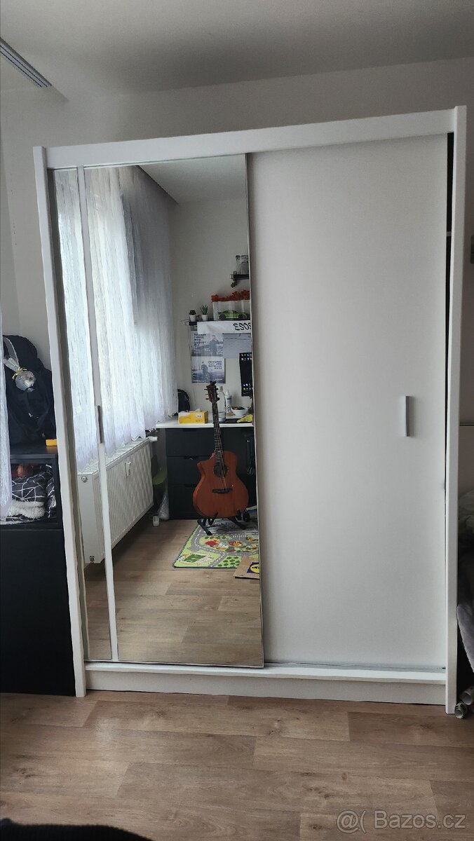 Skříň 150 x 215 x 61 cm