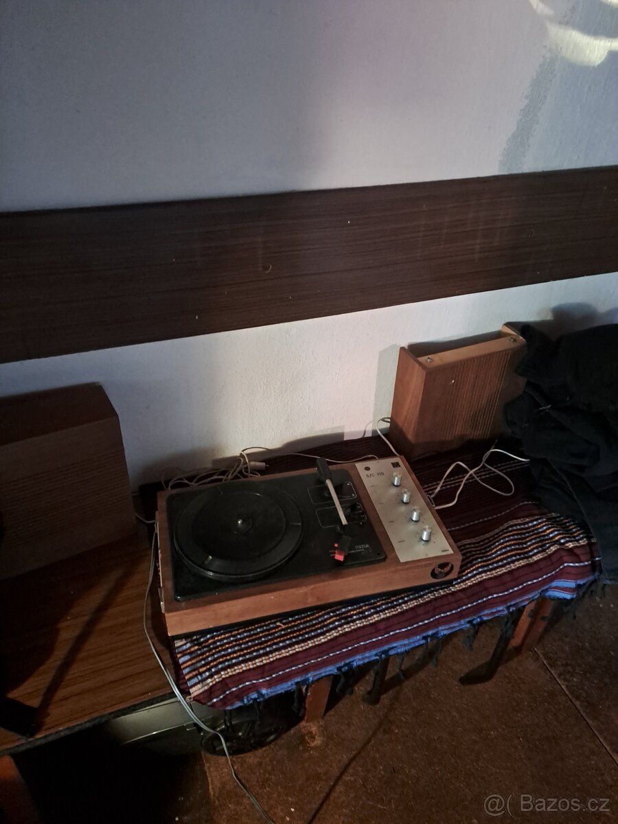 Gramofon Tesla GZC 710
