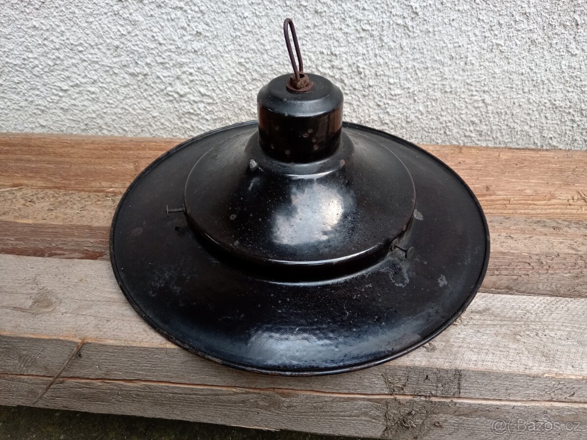 Smaltované industriální stinidlo, svetlo