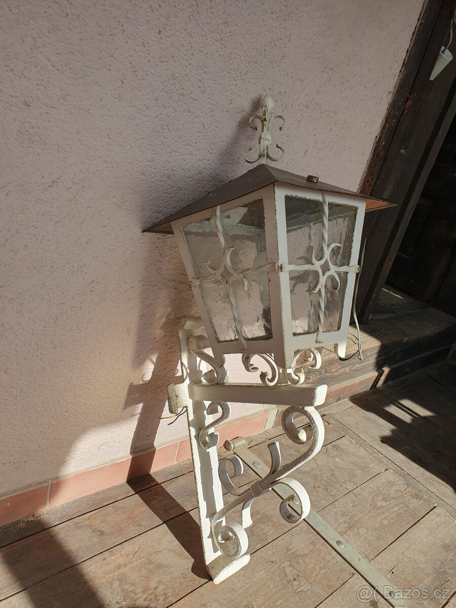 Venkovni kovová nástěnná lampa