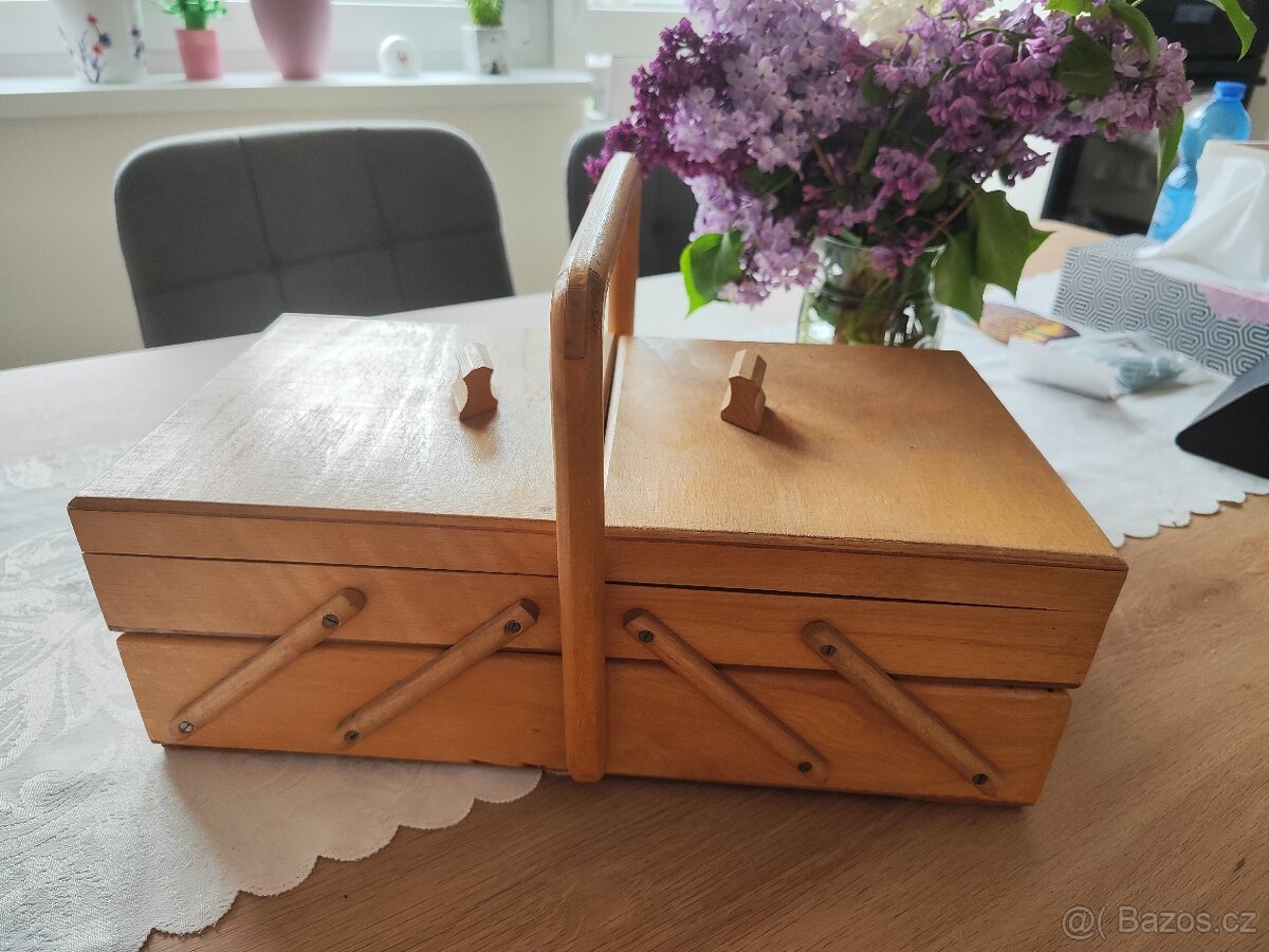 Kazeta, box na šití ze dřeva
