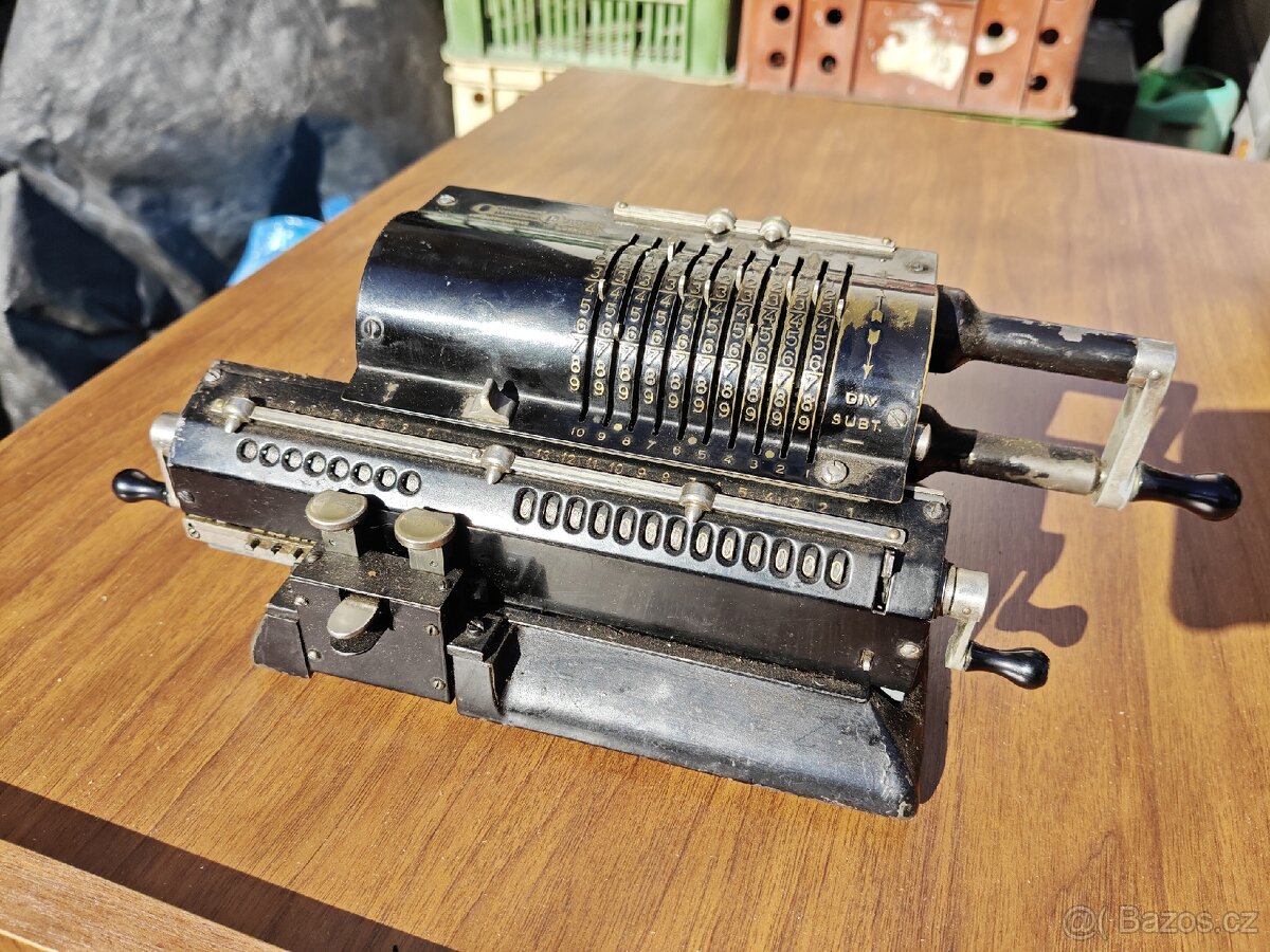 Starožitná mechanická kalkulačka
