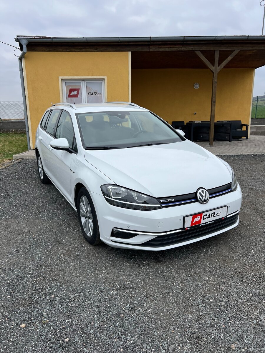 Volkswagen Golf, 1.5 TSI DSG NAVI TAŽNÉ 1.M DPH
