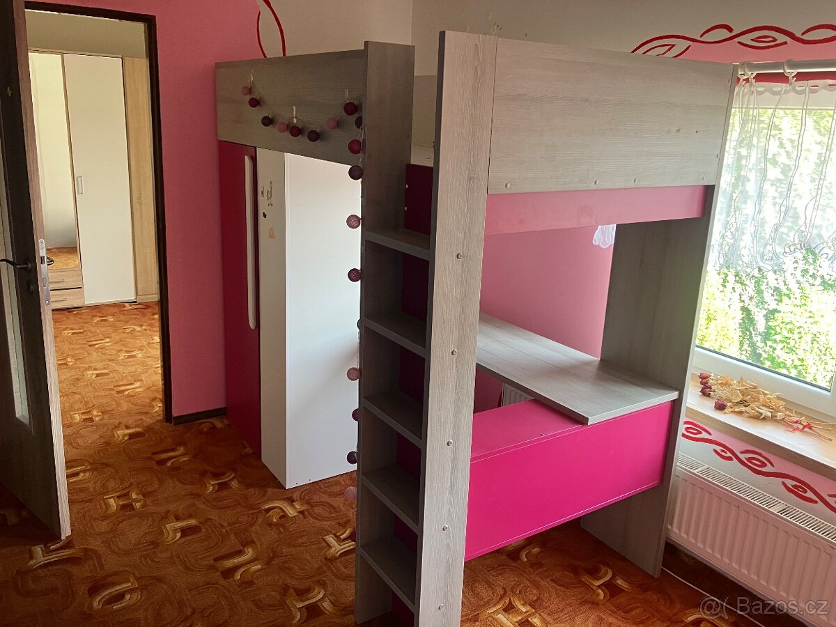 Patrová postel se stolem a skříní