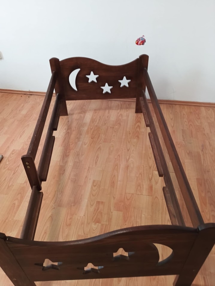 Dětská postel z masivu.