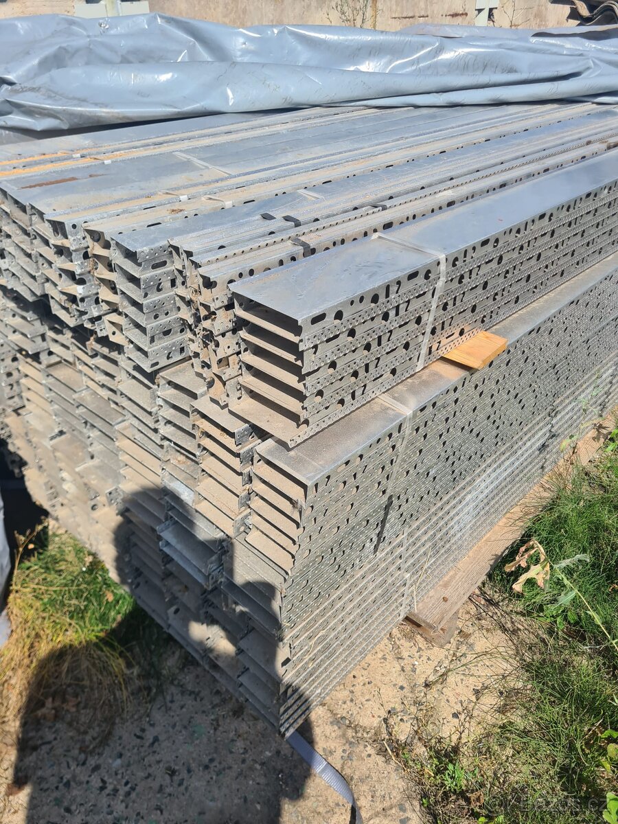 Soklová lišta zakládací AL 0,7x2000 mm