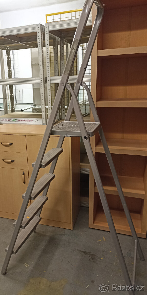 Kovové rozkládací schůdky šedé