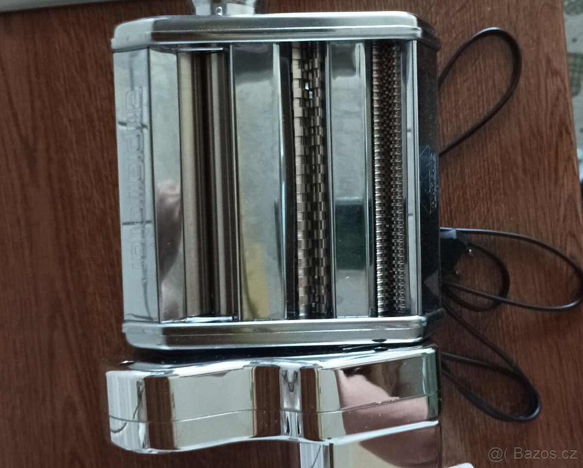 Přístroj na rozválení těsta