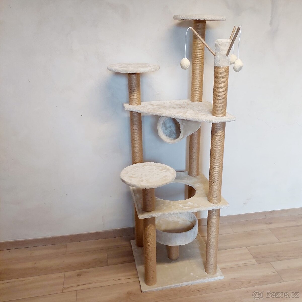 Stabilní škrabadlo pro kočky 146 cm – více úrovní