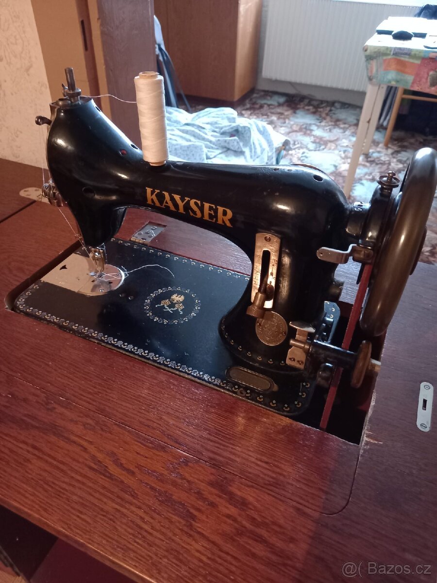 Prodám starší, funkční skříňkový šicí stroj s příslušenstvím