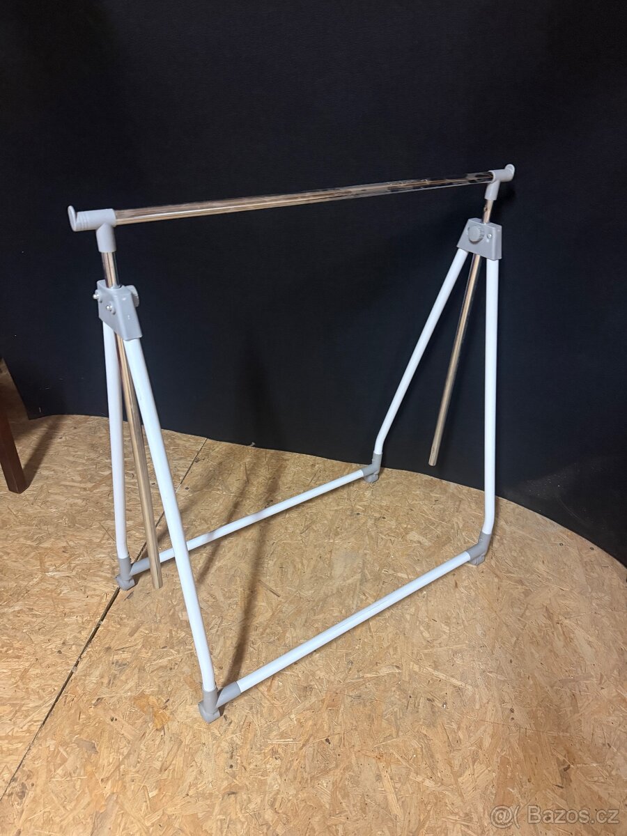 Stojan na oblečení teleskopický