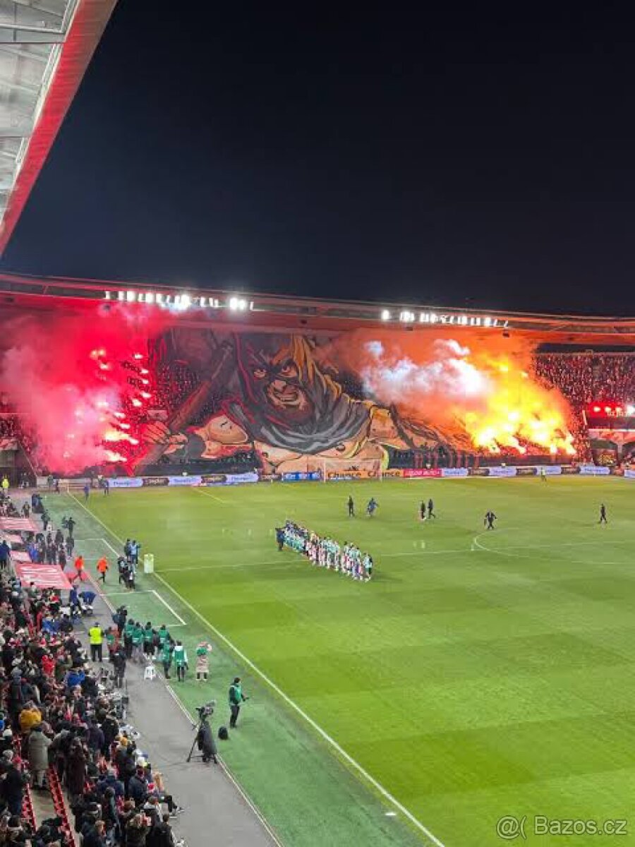 Předání před Stadionem: Slavia Bilbao