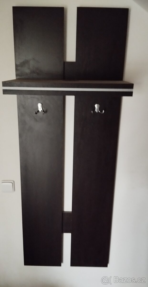 Věšák na zeď a botnik