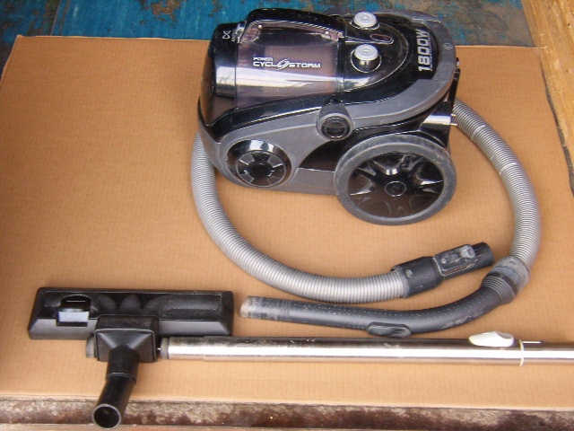 Prodám BEZSÁČKOVÝ VYSAVAČ DAEWOO 1800W