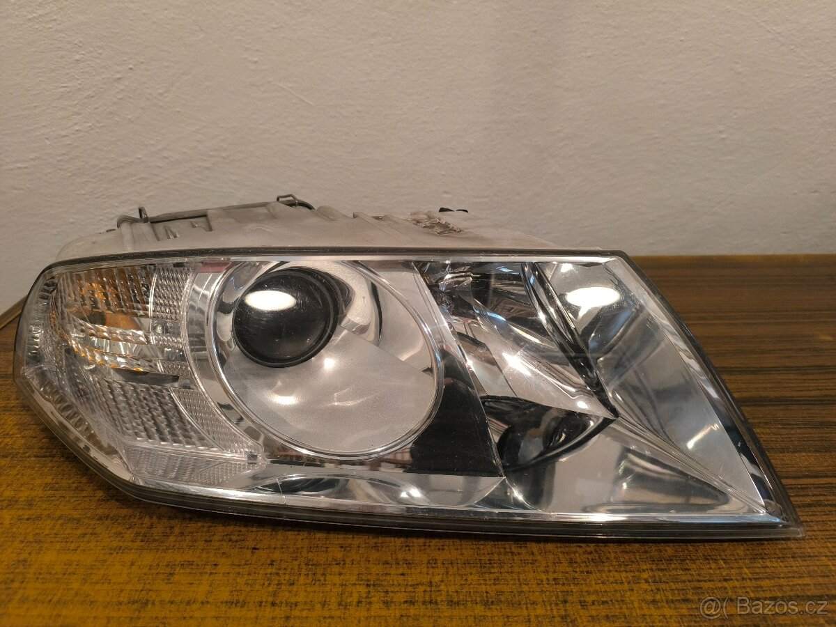 Prodám levý + pravý originální xenon Valeo na Škodu Octavia
