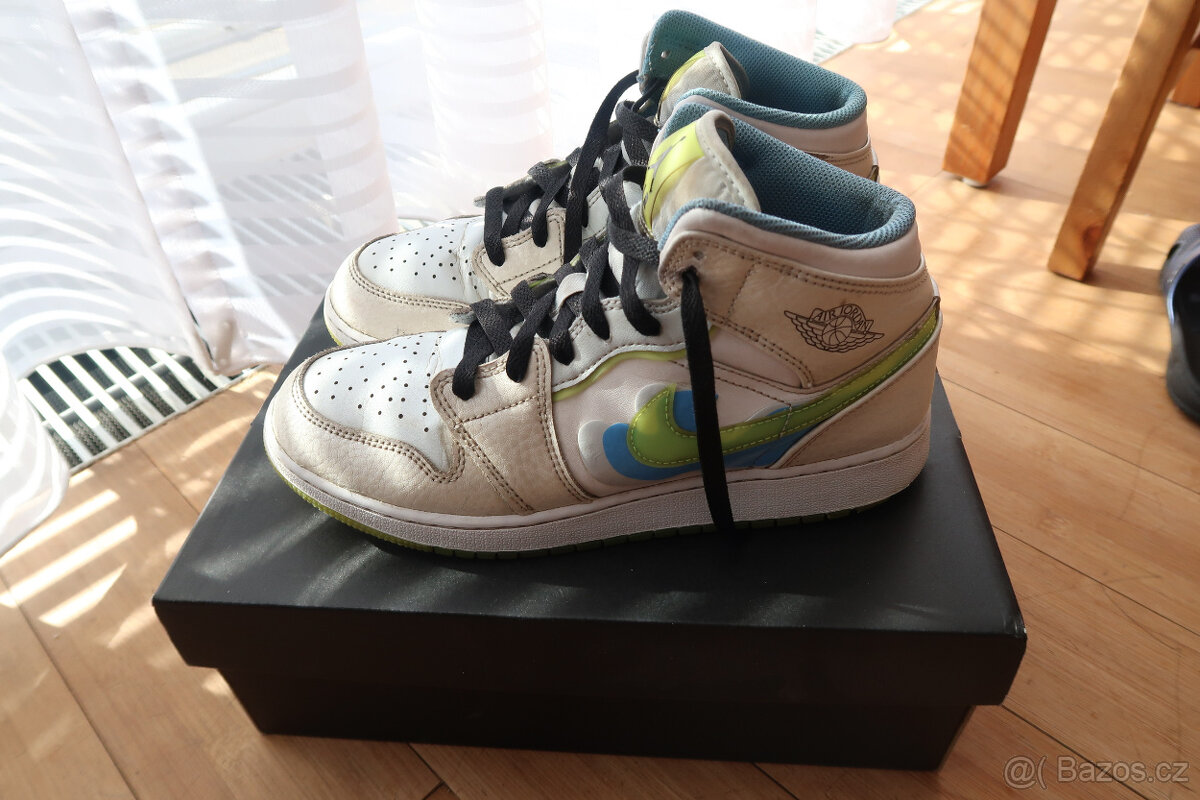 Nike Air Jordan 1 MID SE (GS) velikost 40