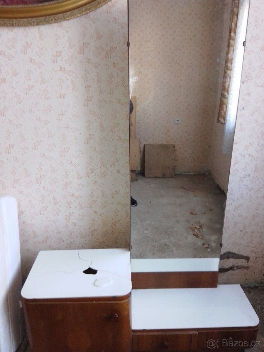 Skříňka se zrcadlem