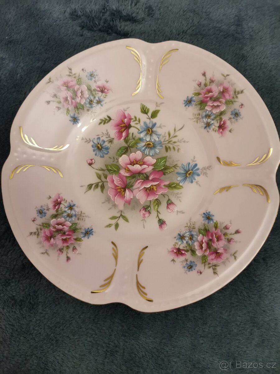 Růžový porcelánový talířek