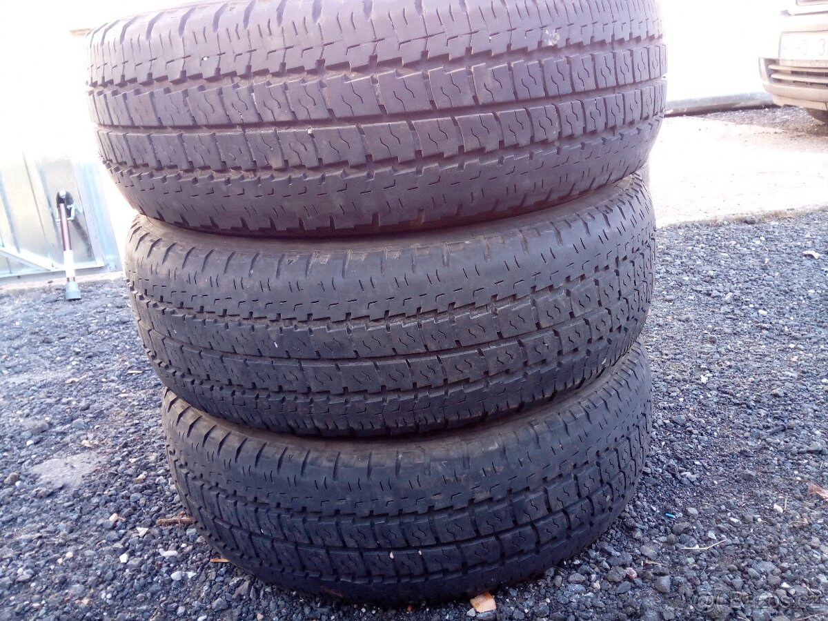 K prodeji 3 ks letních pneu v rozměru 215/70 R 15 C
