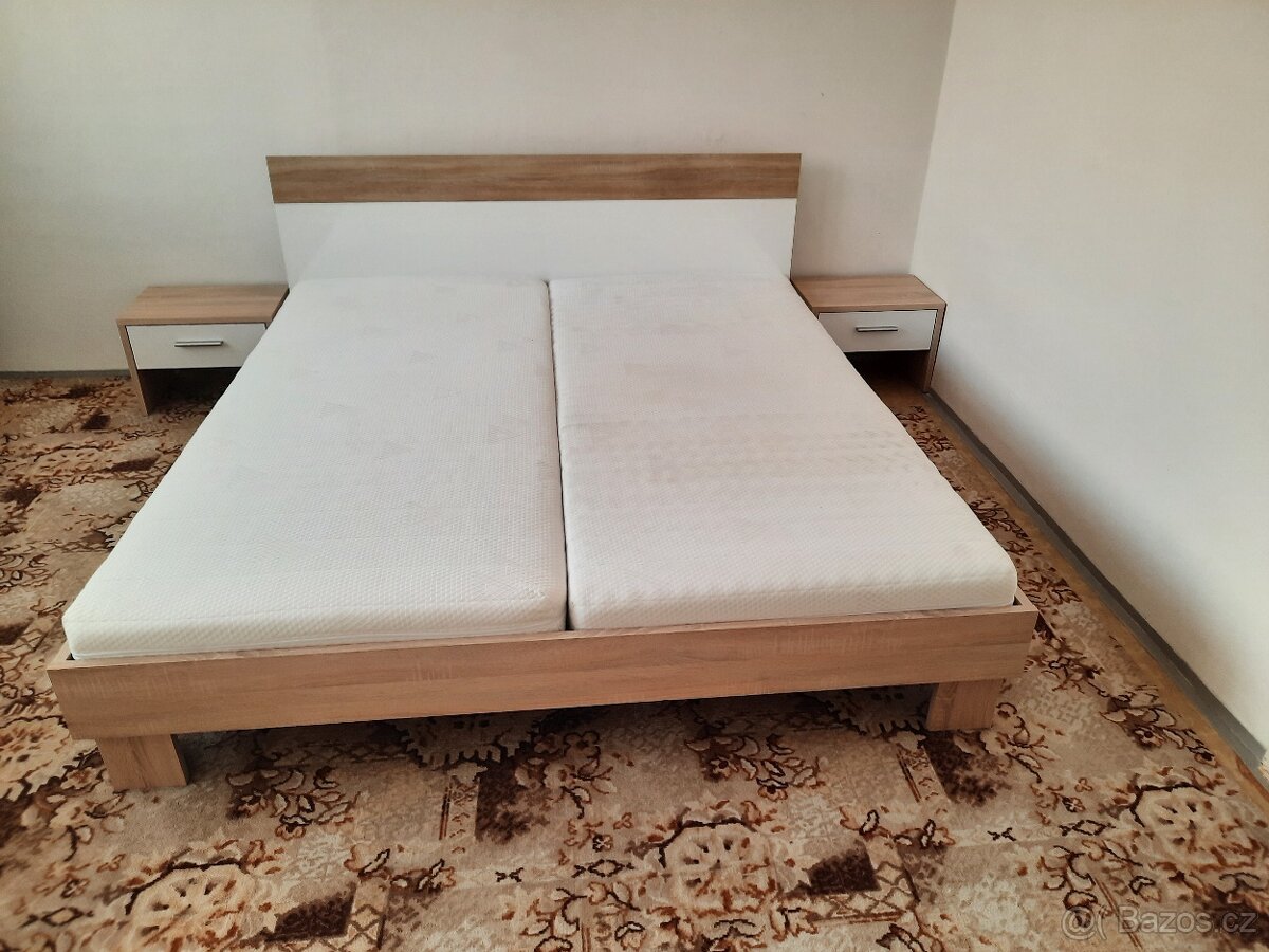 Postel + matrace + rošty + noční stolky
