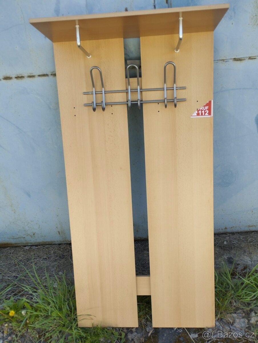 Věšák na bundy 133x65cm