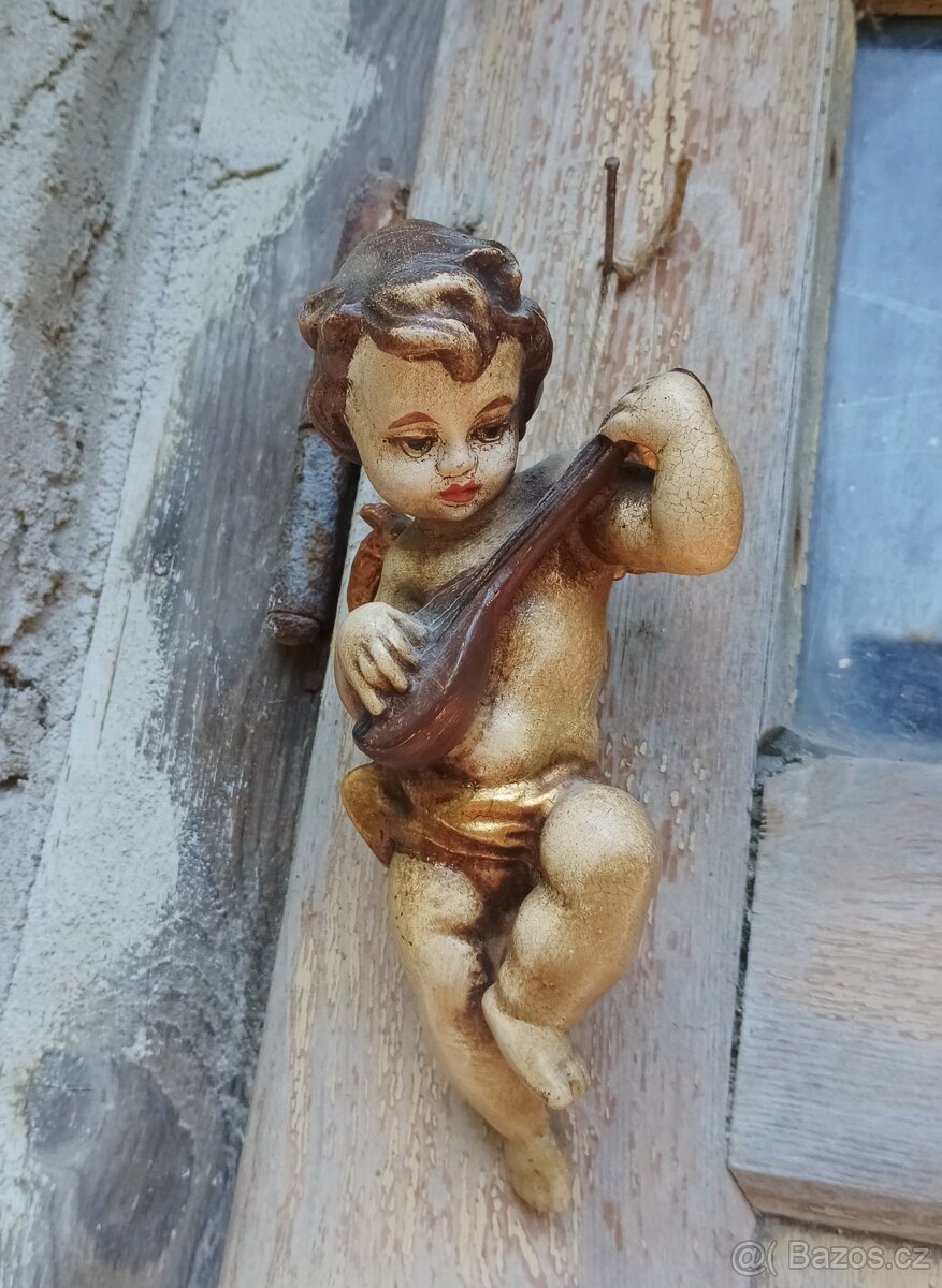 Dřevěný barokní anděl