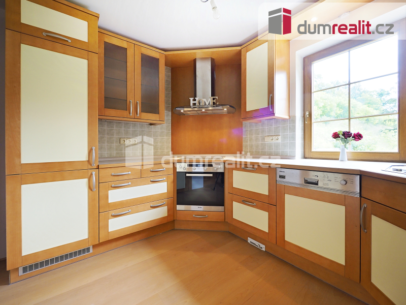 Vila 8+1, dvě garáže, terasa, balkon, pozemek 3176 m2