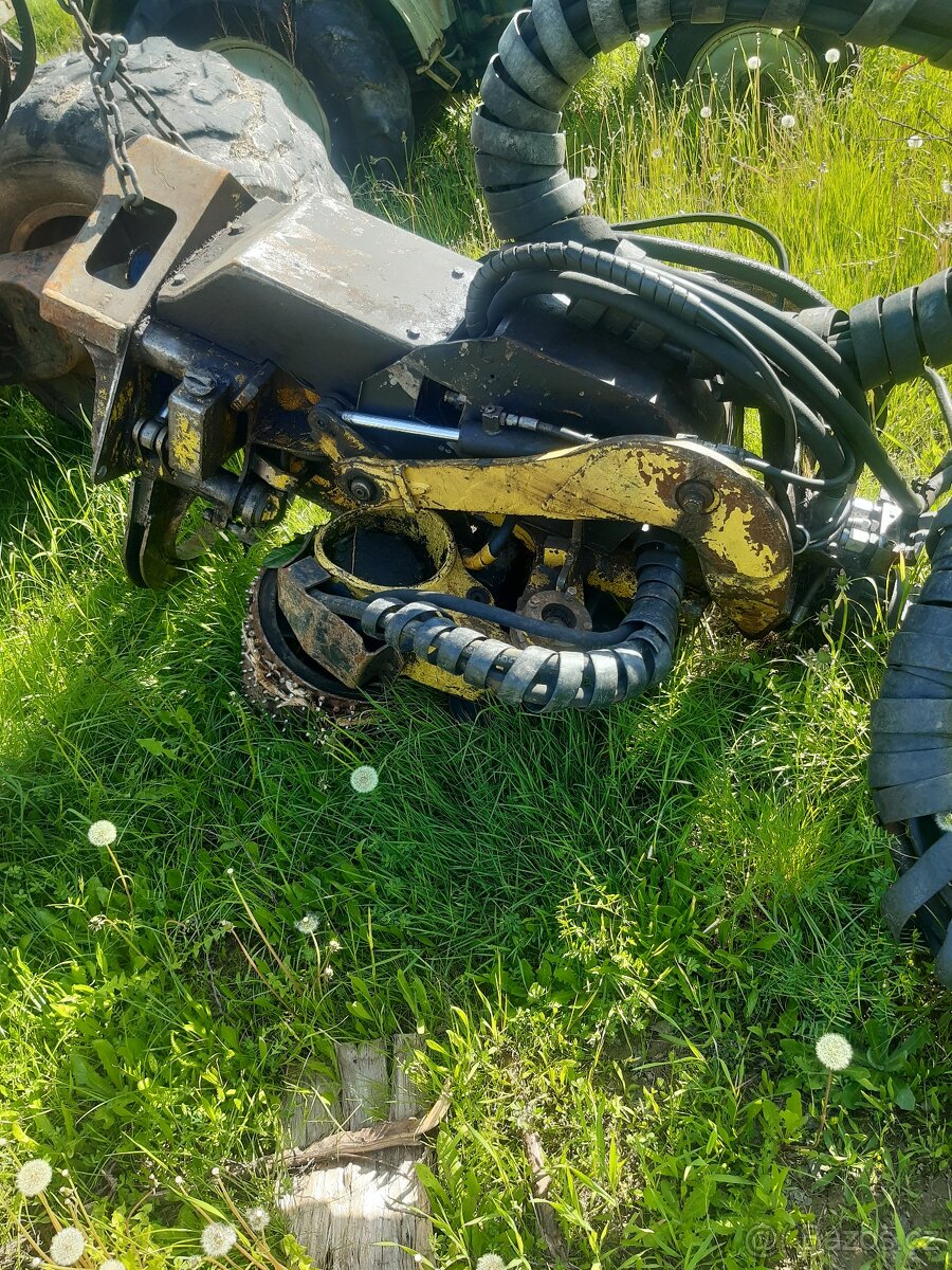 Prodám harvestorovou hlavici H762.i díly.pneu 700-50-26,5