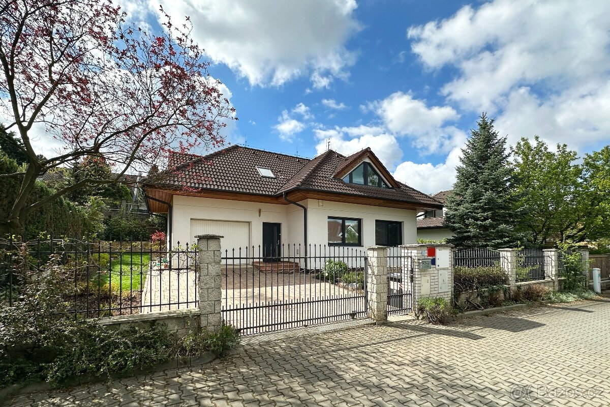 Pronájem_RD Dolní Chabry 5+kk, zahrada, garáž+venkovní park.