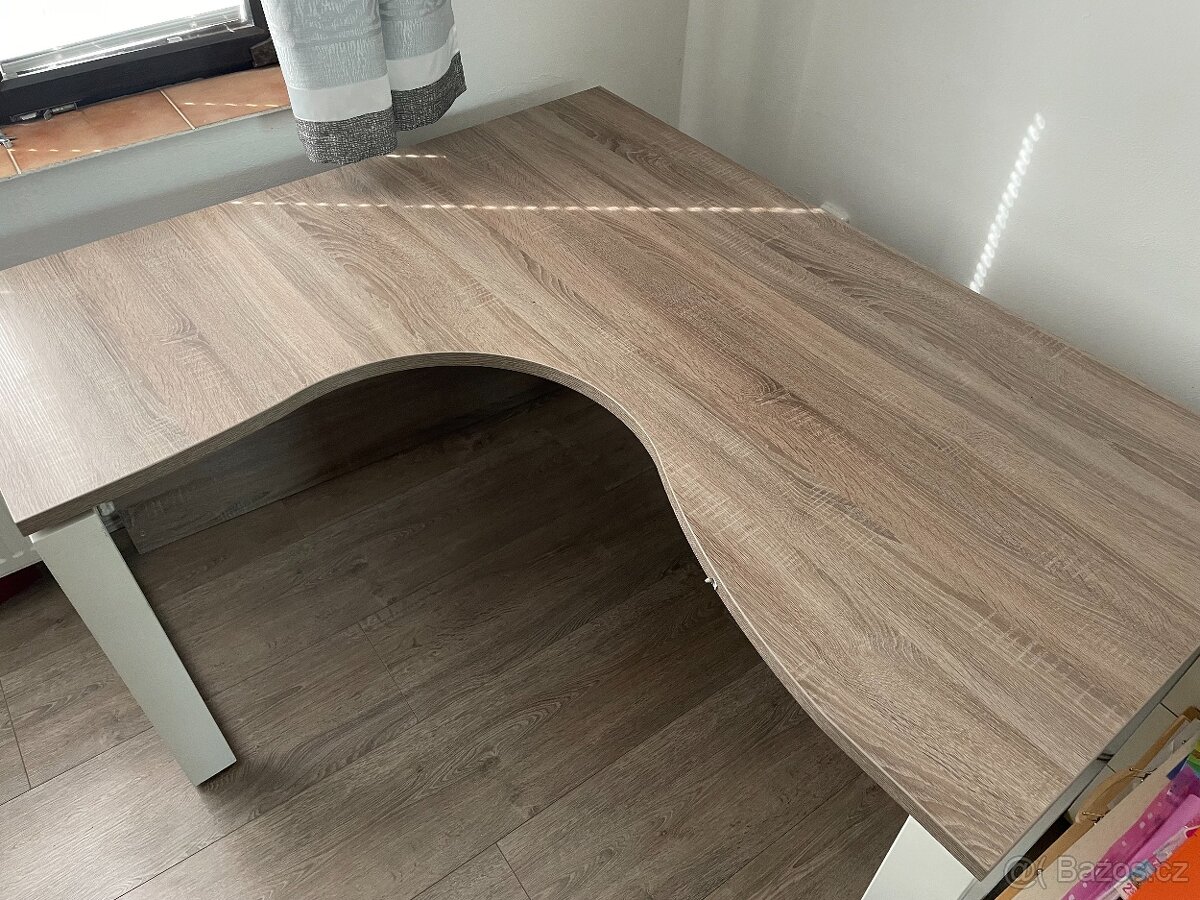 Prodám psací stůl dřevěný a kovový rám 160 x 140cm