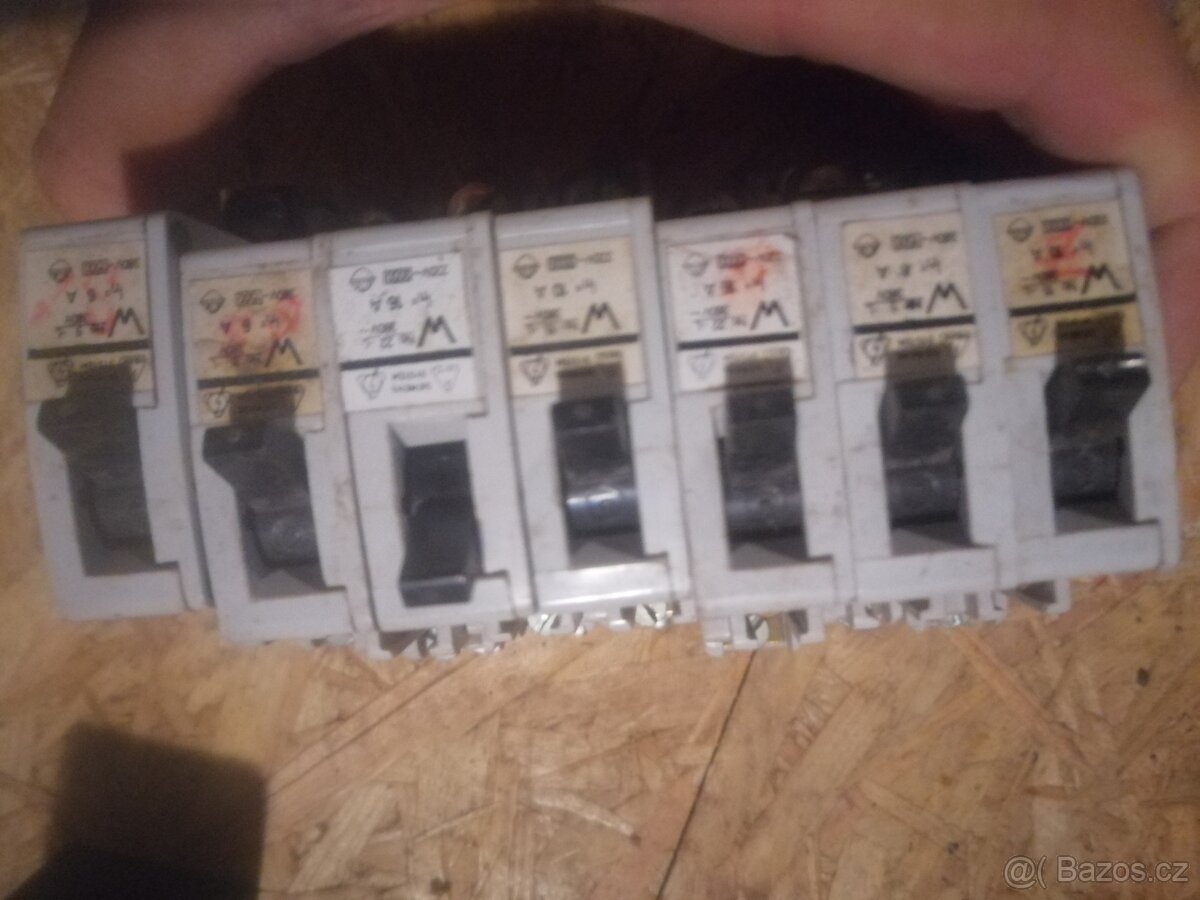 Jističe Siemens + bakelitové krytky