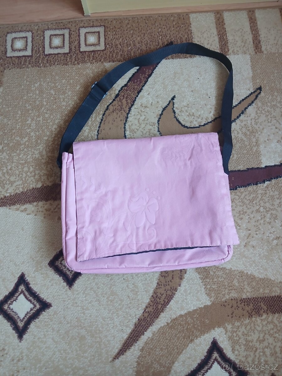 Taška přes rameno na notebook