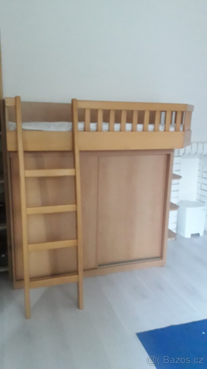 Dětská patrová postel se skříni na oblečení a hračky