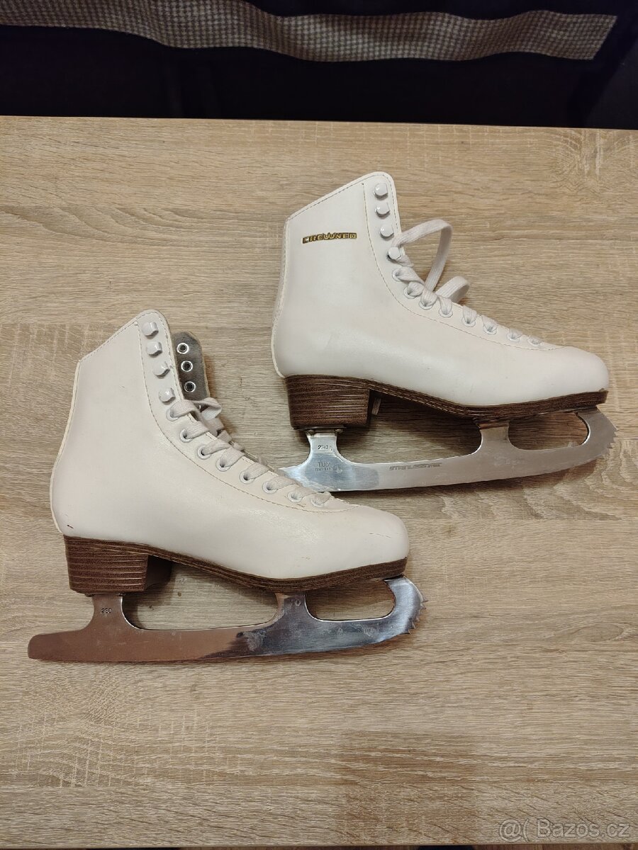 Zimní dívčí / damské brusle Crowned