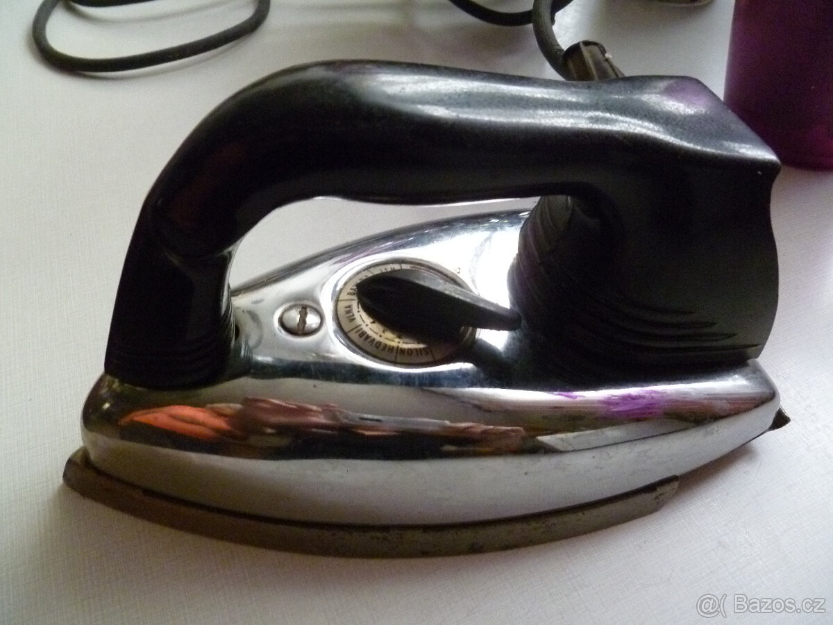 Retro žehlička funkční