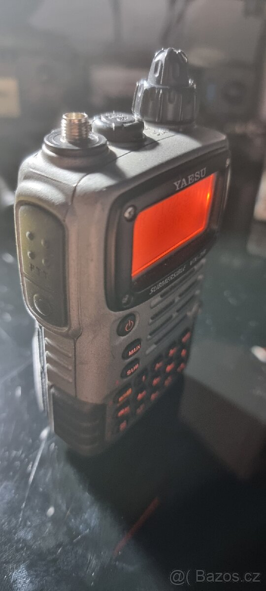 Yaesu VX-7R vč příslušenství.