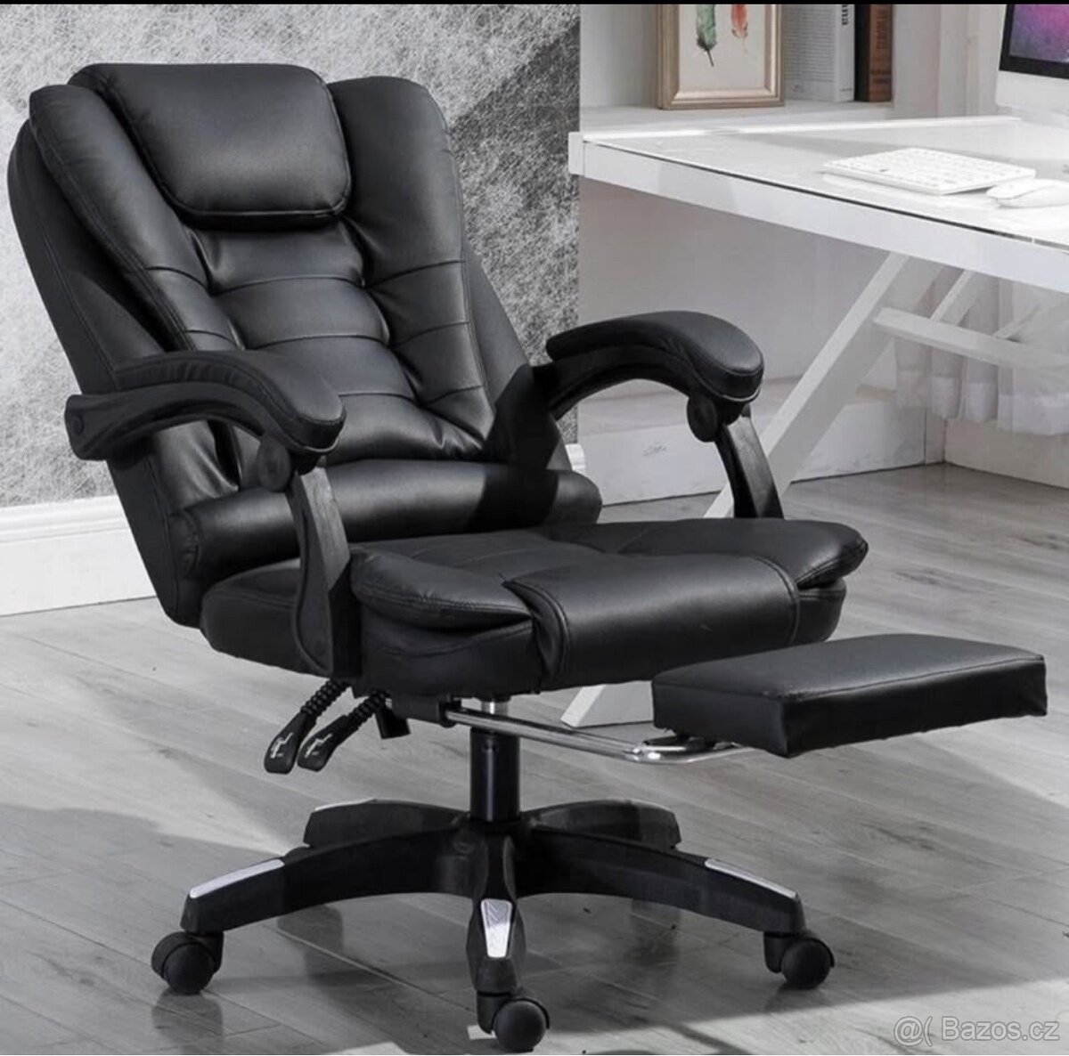 Otočné kancelářské křeslo s masážním přístrojem a podnožkou